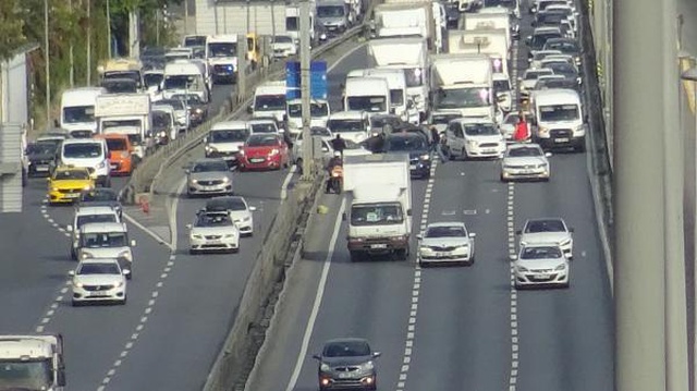 Avcılar D-100'de minibüs ile otomobil çarpıştı: 4 yaralı Avcılar D-100'de minibüs ile otomobil çarpıştı: 4 yaralı