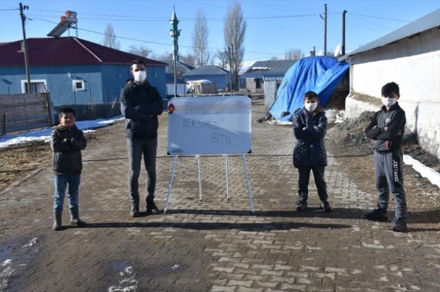 Fenomen öğretmen İhsan Kartoğlu'nu çileden çıkaran olay: Yazıktır, günahtır, ahlaksızlıktır Fenomen öğretmen İhsan Kartoğlu'nu çileden çıkaran olay: Yazıktır, günahtır, ahlaksızlıktır