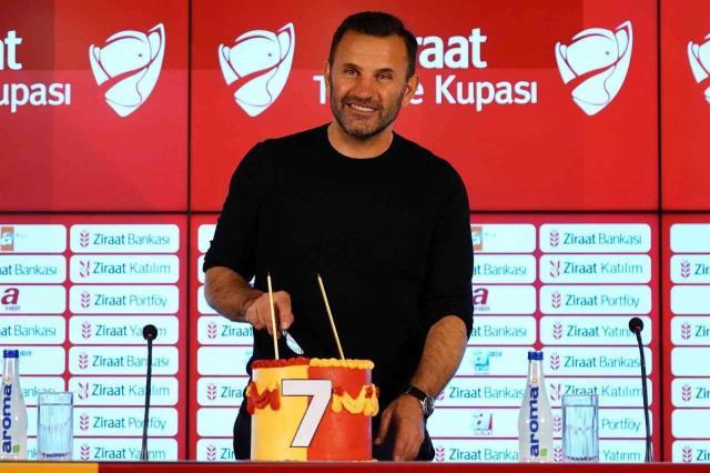 Okan Buruk'a canlı yayında büyük sürpriz! Oğlu, elinde pasta ile geldi