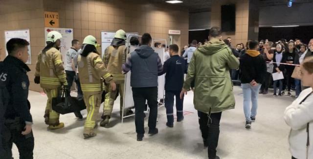 Marmaray Yenikapı istasyonunda bir kişi raylara atlayarak intihar etti! Yapılan açıklamada seferlerin tek hat üzerinden sürdüğü bildirildi Marmaray Yenikapı istasyonunda bir kişi raylara atlayarak intihar etti! Yapılan açıklamada seferlerin tek hat üzerinden sürdüğü bildirildi
