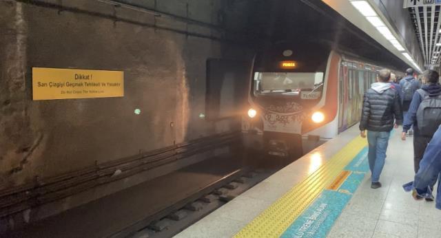 Marmaray Yenikapı istasyonunda bir kişi raylara atlayarak intihar etti! Yapılan açıklamada seferlerin tek hat üzerinden sürdüğü bildirildi Marmaray Yenikapı istasyonunda bir kişi raylara atlayarak intihar etti! Yapılan açıklamada seferlerin tek hat üzerinden sürdüğü bildirildi