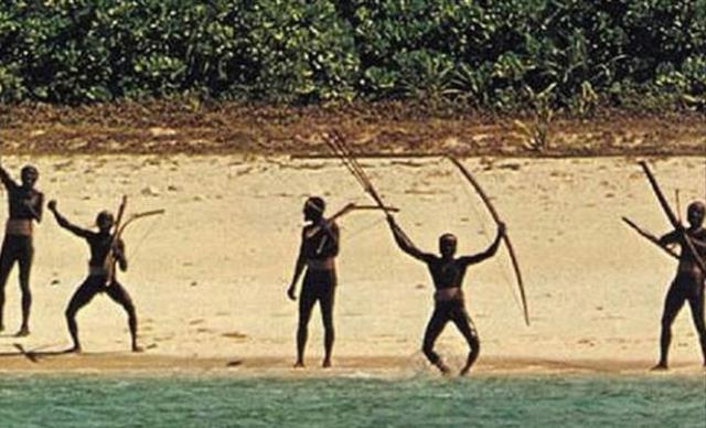 Dünya ile bağlantısı olmayan kabileyi görmeye gittiler, karşılaştıkları manzara yüzünden çığlık çığlığa kaçtılar Dünya ile bağlantısı olmayan kabileyi görmeye gittiler, karşılaştıkları manzara yüzünden çığlık çığlığa kaçtılar