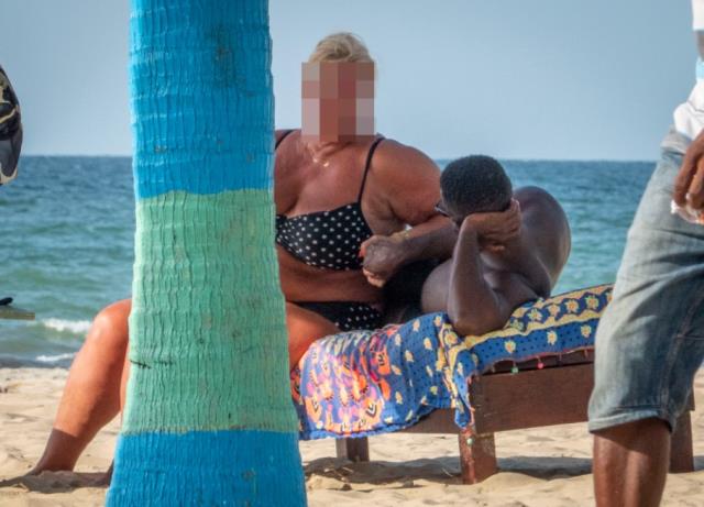 Genç erkek arayan yaşlı kadınların akın ettiği ülke! Gazetede çarşaf çarşaf fotoğrafları yayınlandı