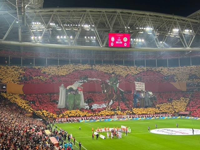Galatasaray tribünlerinden Cumhuriyetimizin 100. yılı için tüyleri diken diken eden koreografi Galatasaray tribünlerinden Cumhuriyetimizin 100. yılı için tüyleri diken diken eden koreografi