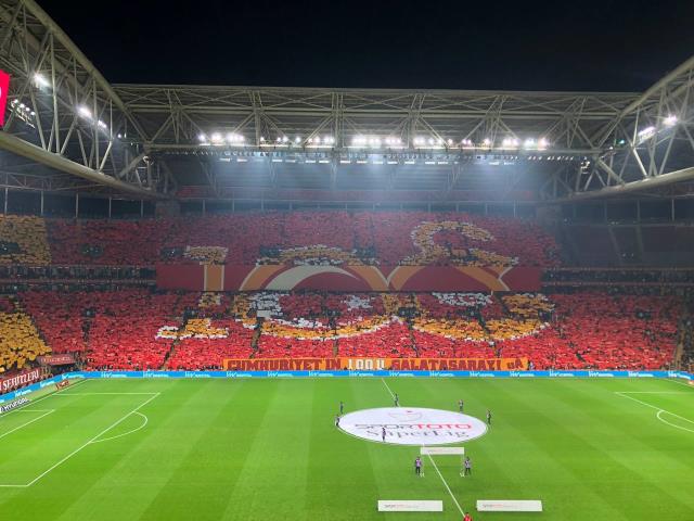 Galatasaray tribünlerinden Cumhuriyetimizin 100. yılı için tüyleri diken diken eden koreografi Galatasaray tribünlerinden Cumhuriyetimizin 100. yılı için tüyleri diken diken eden koreografi
