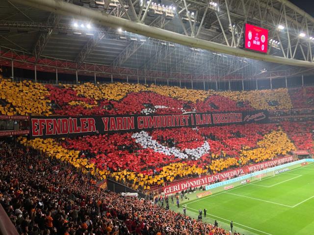 Galatasaray tribünlerinden Cumhuriyetimizin 100. yılı için tüyleri diken diken eden koreografi Galatasaray tribünlerinden Cumhuriyetimizin 100. yılı için tüyleri diken diken eden koreografi