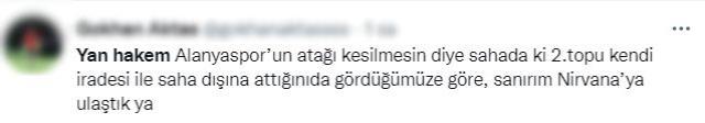 Herkes Galatasaray'ın maçı oynanırken yan hakemin sahaya girip yaptığı hareketi konuşuyor