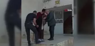 Tokat'ta yaşlı kadın asansörü olmayan apartmana jandarma ekiplerinin yardımıyla böyle çıkarıldı