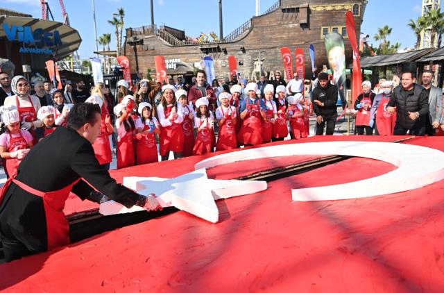 Hazırlamak için saatlerce uğraştılar! Minik ellerde şekillenen Türk bayrağı tarihe geçti