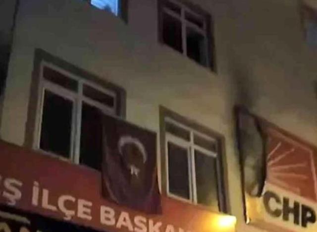 Çankırı'da CHP ilçe başkanlığının bulunduğu binaya molotofkokteyli saldırı Çankırı'da CHP ilçe başkanlığının bulunduğu binaya molotofkokteyli saldırı