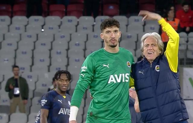 Herkes Jorge Jesus'un yaptığı hareket sonrası Altay Bayındır'ın yüz ifadesini konuşuyor Herkes Jorge Jesus'un yaptığı hareket sonrası Altay Bayındır'ın yüz ifadesini konuşuyor