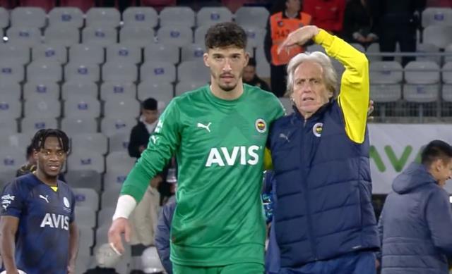 Herkes Jorge Jesus'un yaptığı hareket sonrası Altay Bayındır'ın yüz ifadesini konuşuyor Herkes Jorge Jesus'un yaptığı hareket sonrası Altay Bayındır'ın yüz ifadesini konuşuyor