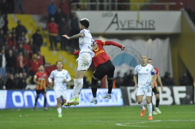 Kayserispor'dan müthiş geri dönüş! Adana Demirspor üstünlüğü koruyamadı Kayserispor'dan müthiş geri dönüş! Adana Demirspor üstünlüğü koruyamadı