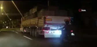 Kamyonun arkasına takılarak giden motosiklet sürücüsü yürekleri ağza getirdi