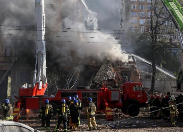 Kiev kapkara bir sabaha uyandı! Rus güçleri kritik altyapı tesislerini 40 seyir füzesiyle imha etti Kiev kapkara bir sabaha uyandı! Rus güçleri kritik altyapı tesislerini 40 seyir füzesiyle imha etti