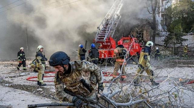Kiev kapkara bir sabaha uyandı! Rus güçleri kritik altyapı tesislerini 40 seyir füzesiyle imha etti Kiev kapkara bir sabaha uyandı! Rus güçleri kritik altyapı tesislerini 40 seyir füzesiyle imha etti