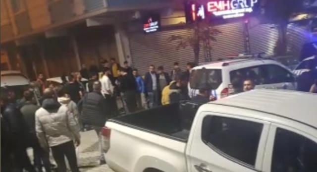 Kız çocuğuna taciz mahalleyi karıştırdı! Şüpheliyi öldüresiye dövüp linç etmek istediler Kız çocuğuna taciz mahalleyi karıştırdı! Şüpheliyi öldüresiye dövüp linç etmek istediler
