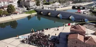 Öğrenciler 771 yıllık köprü yanında kitap okudular