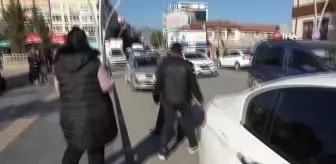 Otomobilin motor kısmına giren kedi ekiplere zor anlar yaşattı