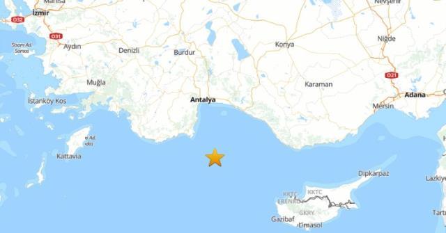 Antalya, 4.7 şiddetindeki depremle sarsıldı! Valilikten açıklama geldi