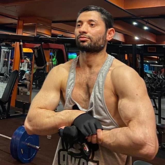Erbay Karakaya, düzgün bir fiziğe sahip olmak için Fitness yapın