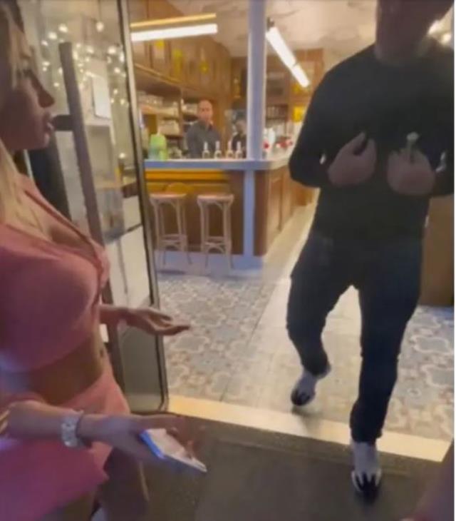 Genç kadının dekoltesini gören restoran yetkilisi, kapıda durup içeri girişini engelledi Genç kadının dekoltesini gören restoran yetkilisi, kapıda durup içeri girişini engelledi