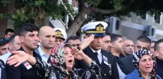Şehit annesi oğlunu asker selamı ile uğurladı