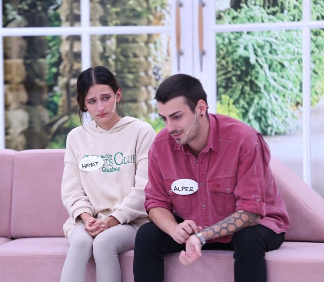 Evlatlık verilen genç kadın, 18 yıl sonra Esra Erol'da ağabeyine kavuştu