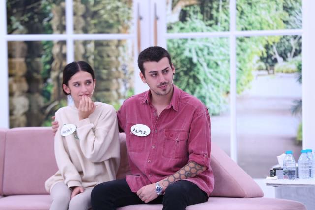 Evlatlık verilen genç kadın, 18 yıl sonra Esra Erol'da ağabeyine kavuştu