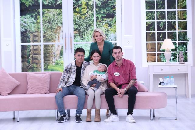 Evlatlık verilen genç kadın, 18 yıl sonra Esra Erol'da ağabeyine kavuştu