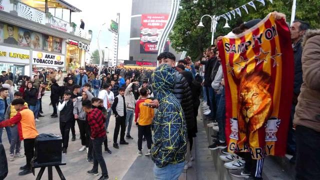 Galatasaray-Beşiktaş derbisi öncesi Van'da ortalık savaş alanına döndü Galatasaray-Beşiktaş derbisi öncesi Van'da ortalık savaş alanına döndü