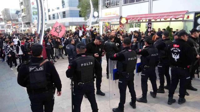 Galatasaray-Beşiktaş derbisi öncesi Van'da ortalık savaş alanına döndü Galatasaray-Beşiktaş derbisi öncesi Van'da ortalık savaş alanına döndü