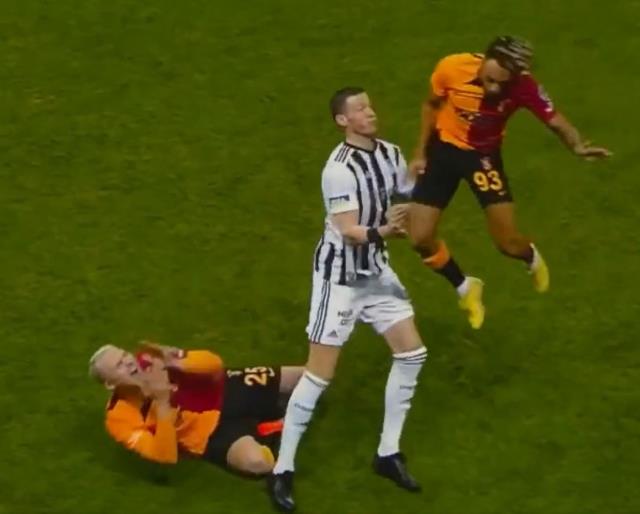 Galatasaray taraftarına derbide saç baş yolduran pozisyon! Hakemin kararına anlam veremediler Galatasaray taraftarına derbide saç baş yolduran pozisyon! Hakemin kararına anlam veremediler