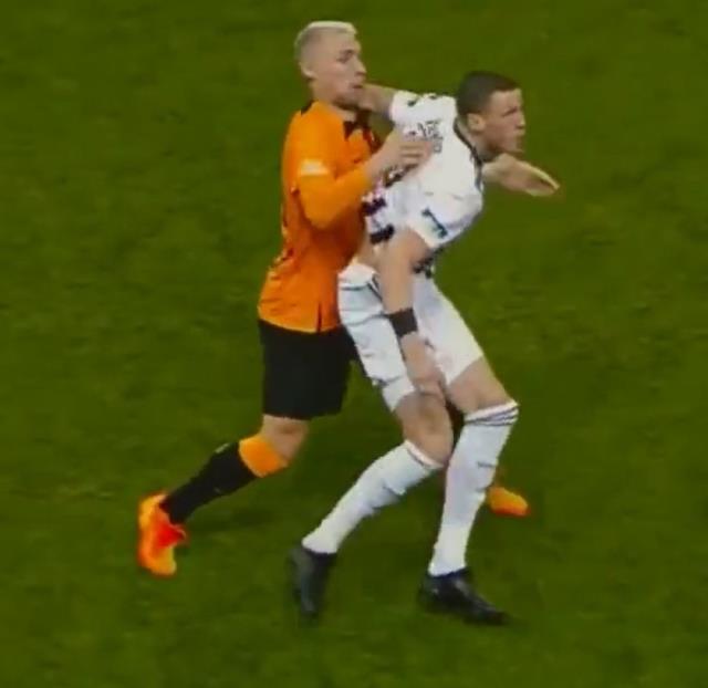 Galatasaray taraftarına derbide saç baş yolduran pozisyon! Hakemin kararına anlam veremediler Galatasaray taraftarına derbide saç baş yolduran pozisyon! Hakemin kararına anlam veremediler