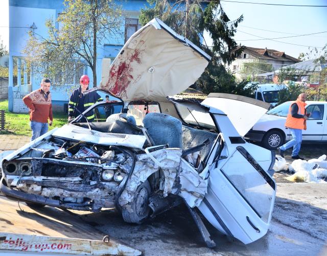İki araç kafa kafaya çarpışıp parçalara ayrıldı: 2 ölü, 2 yaralı İki araç kafa kafaya çarpışıp parçalara ayrıldı: 2 ölü, 2 yaralı