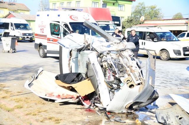 İki araç kafa kafaya çarpışıp parçalara ayrıldı: 2 ölü, 2 yaralı İki araç kafa kafaya çarpışıp parçalara ayrıldı: 2 ölü, 2 yaralı