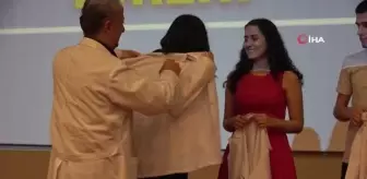 İkizler birlikte önlük giyerek doktorluğa ilk adımlarını attılar