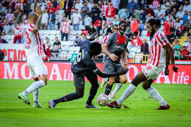 Antalyaspor'dan müthiş geri dönüş! Fatih Karagümrük 2 farklı üstünlüğü koruyamadı Antalyaspor'dan müthiş geri dönüş! Fatih Karagümrük 2 farklı üstünlüğü koruyamadı