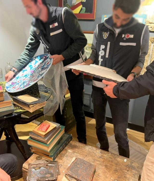 Beşiktaş'ta operasyon düzenlenen iş yerinden resmen tarih fışkırdı