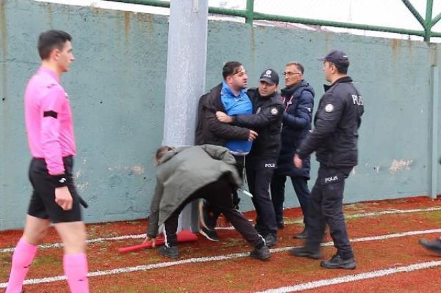 Trabzon'da saha savaş alanına döndü! Hakeme bayrak direğiyle saldırdılar Trabzon'da saha savaş alanına döndü! Hakeme bayrak direğiyle saldırdılar