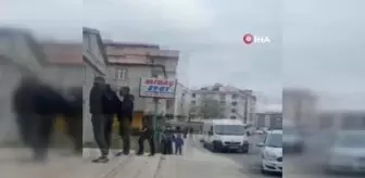 Kaçırdığı kızın yakınlarının kapıları kilitleyip ateşe verdiği dükkandan son anda kurtuldu