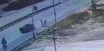Köpekten kaçarken otomobilin altında kalan çocuk kamerada