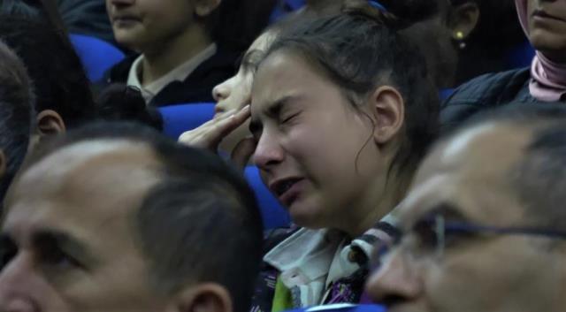 Atatürk'ün anlatıldığı 10 Kasım programında hüngür hüngür ağlayan kız öğrenci: Aklıma yaşadığı zorluklar geldi