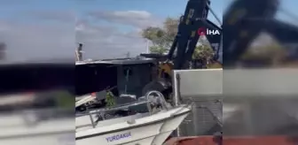 Büyükada'da balıkçı barınağındaki kaçak yapılar yıkıldı