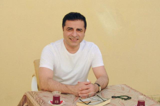 Gelen haber üzerine Selahattin Demirtaş gece yarısı Diyarbakır'a götürüldü