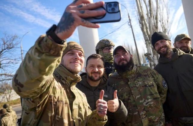 Zelenski, Rusya'dan geri alınan Herson'da bayrak törenine katıldı
