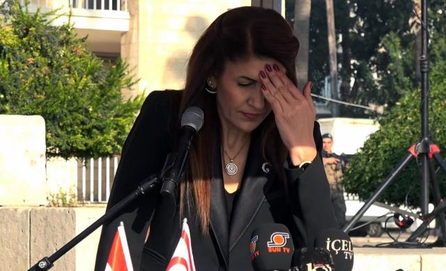 Başkonsolosun zor anları! Kürsüde fenalaştı, iner inmez baygınlık geçirdi Başkonsolosun zor anları! Kürsüde fenalaştı, iner inmez baygınlık geçirdi
