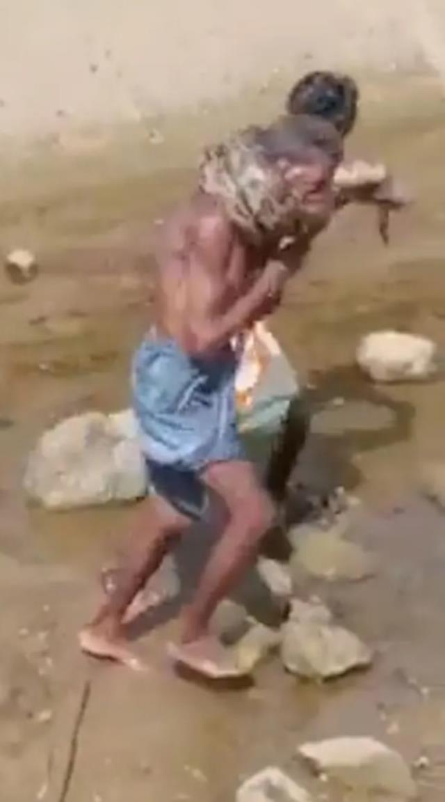 Dere yatağında bulduğu yılanı boynuna dolayan sarhoş adam, yaptığına bin pişman oldu
