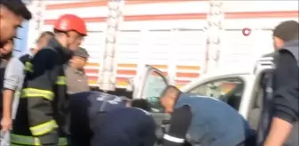Hafif ticari aracın tıra çarptığı kazada 3 kişi yaralandı