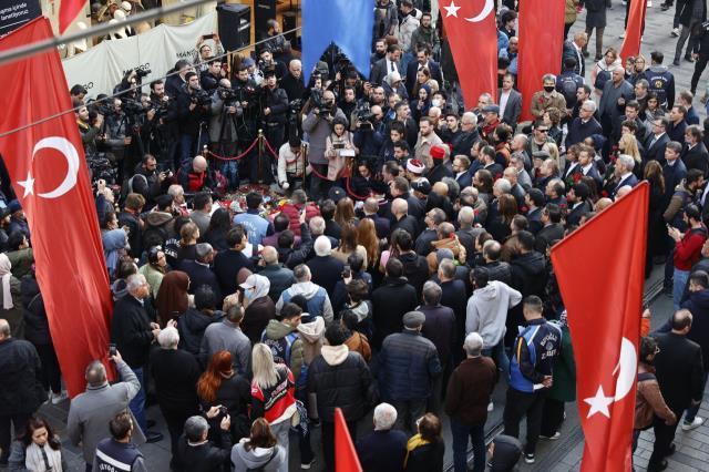 Hain saldırının yaşandığı İstiklal Caddesi'nde birlik ve beraberlik yürüyüşü gerçekleştirildi Hain saldırının yaşandığı İstiklal Caddesi'nde birlik ve beraberlik yürüyüşü gerçekleştirildi